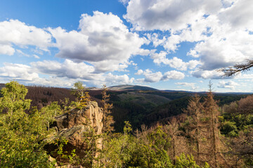 Fototapeta na wymiar Rabenklippe mit Ausblick auf den Brocken im Nationalpark Harz 