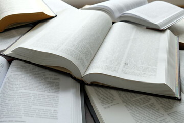 Obraz premium Many open books lie on the table. Education concept