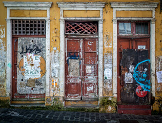 Fototapeta na wymiar Conjunto de portas em uma construção abandonada de um prédio histórico em Curitiba.
