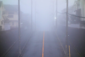 早朝　霧に包まれた住宅街