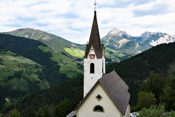 Die Kirche des Weilers Welschellen liegt hoch über dem Gardertal  an einem steilen Berghang -...
