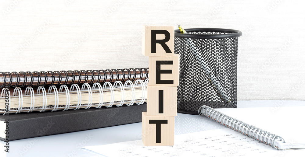 Aufkleber reit text on wooden block with notebooks on white background
