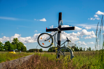 Ghost Bike an Kreuz, Landstrasse bei Trebbin, Brandenburg, Deutschland