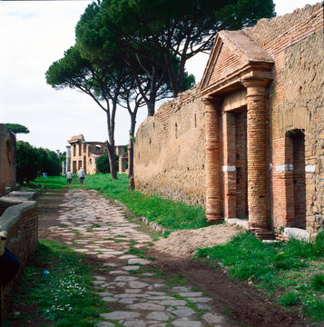 Ostia Antica. Decumano a basolato e Portale a mattoni