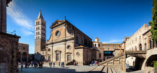 Viterbo. Piazza Duomo. Cattedrale di San Lorenzo, accanto al palazzo dei Papi