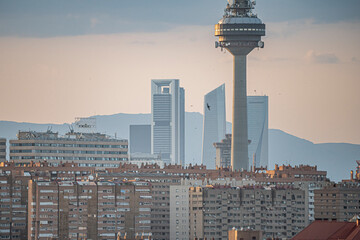 Fototapeta premium Vistas del edificio de telecomunicaciones de Torre España y Televisión Española, el pirulí, en la ciudad de Madrid en España, durante un día soleado, con las cuatro torres y las torres Kío de fondo.