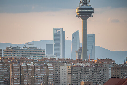 Vistas del edificio de telecomunicaciones de Torre Espa&ntilde;a y Televisi&oacute;n Espa&ntilde;ola, el pirul&iacute;, en la ciudad de Madrid en Espa&ntilde;a, durante un d&iacute;a soleado, con las cuatro torres y las torres K&iacute;o de fondo.