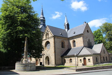 Fototapeta na wymiar Die Pfarrkirche St. Nikolaus in Büren