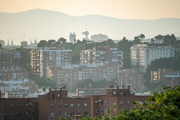 Vistas de Madrid y del Faro de Moncloa y la torre del ayuntamiento desde el parque mirador del Tío...