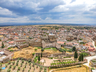 Capturas aéreas del municipio de Oropesa y de su famoso castillo medieval en la provincia de Toledo, y los campos castellanos y olivares durante la primavera en un día nublado, campo húmedo y marrón