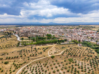 Capturas aéreas del municipio de Oropesa y de su famoso castillo medieval en la provincia de...