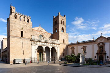 Fototapeta na wymiar Monreale, Palermo. Facciata della Cattedrale di Santa Maria Nuova 