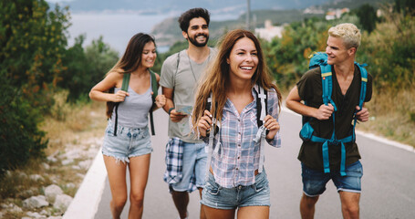 Obraz premium Happy hipster company of friends traveling around world