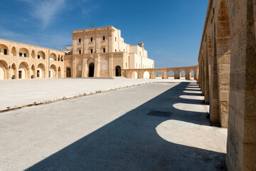 Leuca, Lecce. Arcate del Piazzale esterno della Basilica santuario di Santa Maria de Finibus Terrae
