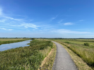 Path through farmland around Nieuwehorne