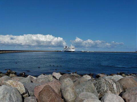 Hafenbecken mit Fähre im Hintergrund in Puttgarden auf der Insel Fehmarn