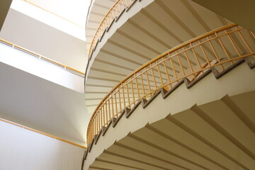 Fototapeta premium Vue sur escalier en spiral. Architecture et design modernes. Long escalier et bâtiment. Design intérieur. 
