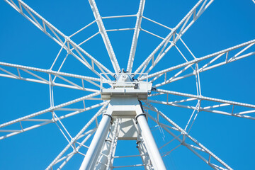 Obraz premium Fragment of ferris wheel on sunny day