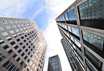 Obraz premium Looking up at business buildings in downtown New York, USA