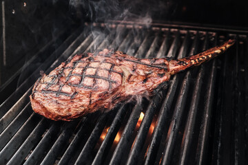 Tomahawk Steak, Grill, gegrillt, Knochen, Gusseisen, Flamme, Rost, Grillrost, rost, liegt, Qualm, BBQ, Barbecue, Guss, gusseisern, Rib, Bone, Prime, perfekt, Zeichnung, Kreuz
