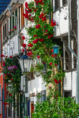 Fototapeta na wymiar Fachwerkhäuser und Blumen in der Altstadt von Kempen