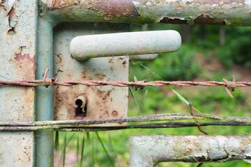 Türschließer mit rostigen Schloss 