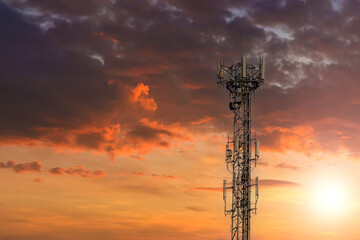 Obraz premium communication tower top. Radio antenna Tower , microwave antenna tower on light sky background. wireless technology concept. communication development concept. image for objects and article.