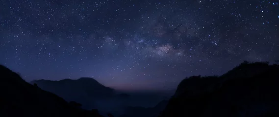 Foto auf Acrylglas Milchstraße in der Nacht. Das Bild enthält aufgrund des hohen ISO-Werts Rauschen und Körnung. Das Bild enthält auch Weichzeichner und Unschärfe. Die Milchstraße ist unsere Galaxie. © kanpisut