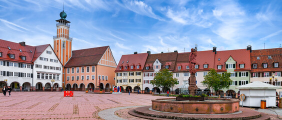 Freudenstadt im Schwarzwald, Wochenmarktplatz mit Rathaus, Panorama - obrazy, fototapety, plakaty