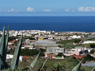 Blick auf Häuser, Meer und Landschaften in Buenavista del Norte / Teneriffa
