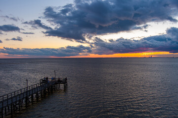 Obraz premium sunset over the pier