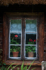 okno wiejskiej chaty drewnianej