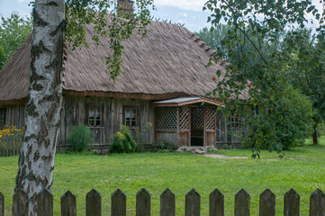 stara, drewniana wiejska chata kryta strzechą