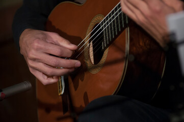 dłonie gitarzysty podczas gry © Zbigniew