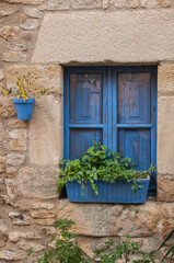 niebieskie okno w kamiennym murze
