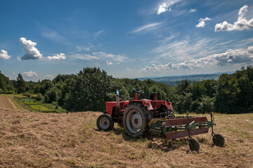 ciągnik na polu po skoszeniu zboża © Zbigniew