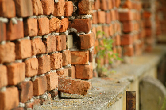Fototapeta fragment  nierównego muru z czerwonej cegły