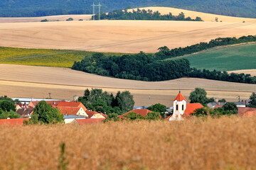 widok na pola i wioskę latem. Morawy POłudniowe, Czechy