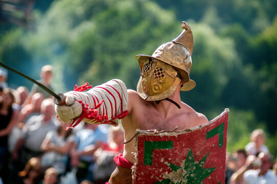 rekonstrukcja walk gladiator&oacute;w podczas dorocznego święta "Dymarki Świętokrzyskie". Nowa Słupia, Polska