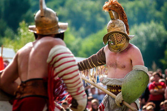 rekonstrukcja walk gladiator&oacute;w podczas dorocznego święta "Dymarki Świętokrzyskie". Nowa Słupia, Polska
