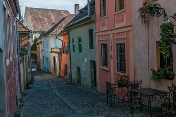 ulica pełna kolorowych domków, Sighisoara, Rumunia