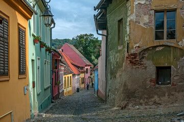 Fototapeta na wymiar ulica pełna kolorowych domków, Sighisoara, Rumunia