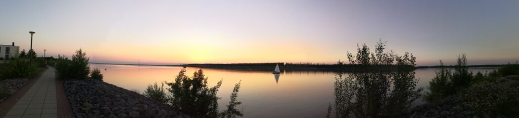 Sonnenuntergang am Zwenkauer See in der Nähe von Leipzig