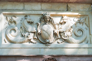 Kelpie Relief am historischen, städtischen Wasserwerk von Baden-Baden