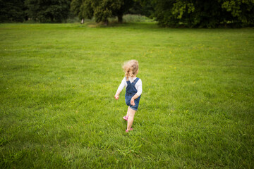 Dziecko łąka trawa przestrzeń 