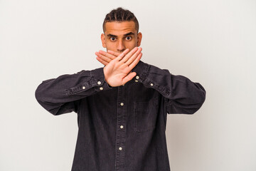 Obraz premium Young venezuelan man isolated on white background doing a denial gesture