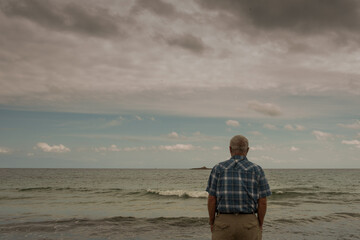 Hombre mirando al mar, mar, playa, océano, cielo, nubes