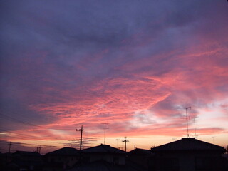 日本の民家のベランダから見た夕焼け