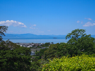 Fototapeta na wymiar 滋賀県 彦根城の天守閣前の広場から見える彦根市の街並みと琵琶湖