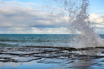 Foam of a wave that crashes against the breakwater
